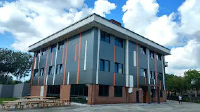 Yönder Koleji